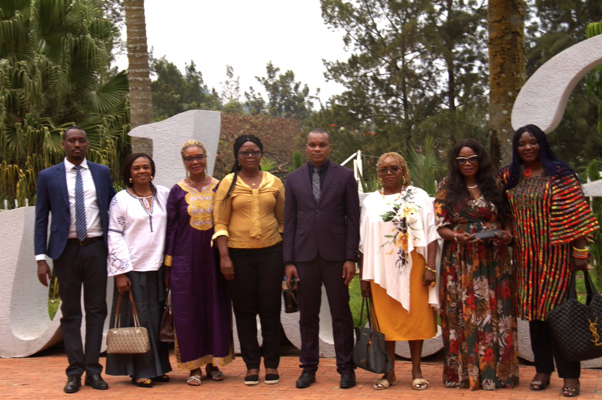 BailiffsRwanda's tweet photo. 1/2
Profondément touchés par l'histoire tragique du Rwanda, les huissiers du Cameroun ont rendu hommage aux victimes du génocide contre les Tutsis au Mémorial de Kigali. Un moment fort, suscitant une réflexion profonde sur l'unité et la réconciliation.  #NeverAgain #Rwanda 🇷🇼🇨🇲 https://t.co/ZvMe78p45z