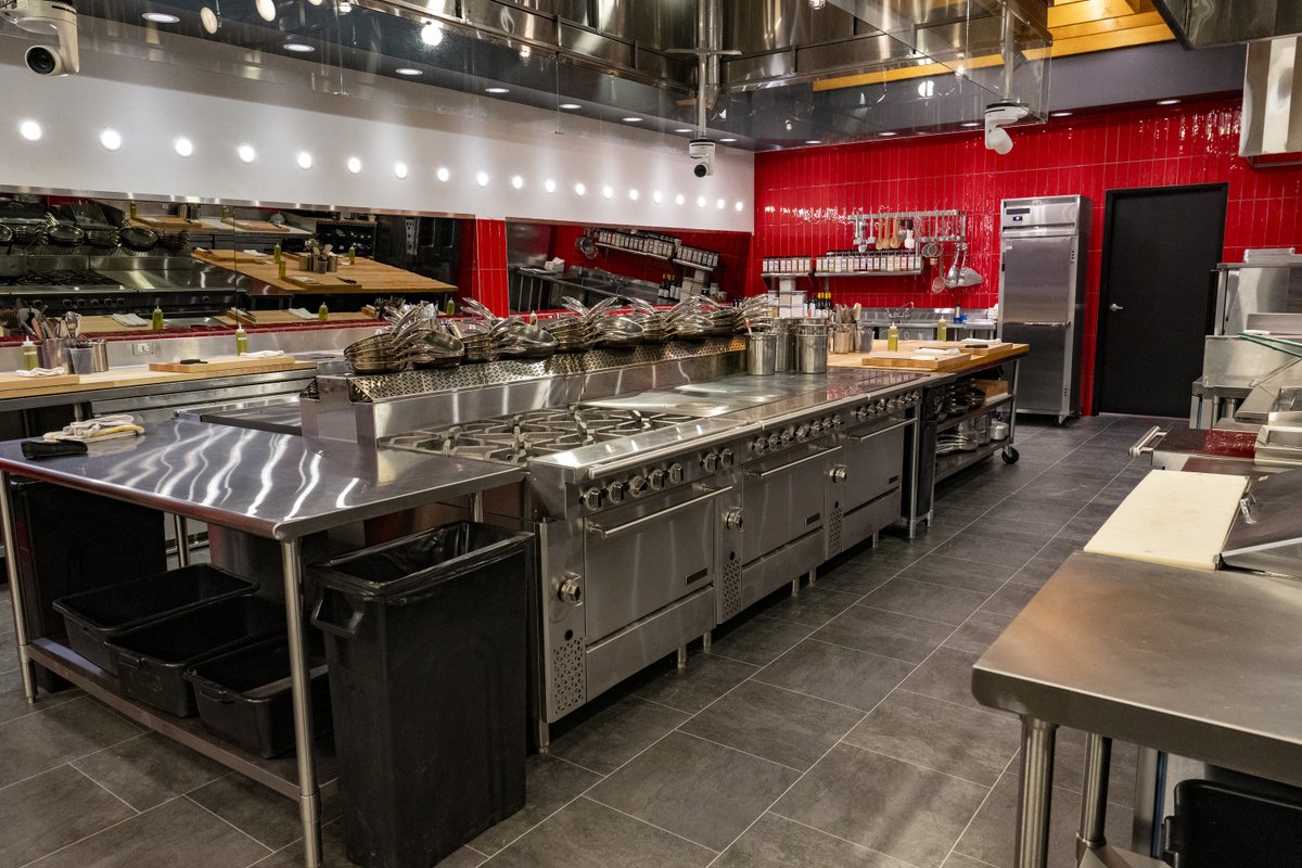 HellsKitchenFOX's tweet photo. Ready for service! 🫡🔥 

Don’t miss the Season 23 premiere of #HellsKitchen Sept. 26th on @FOXTV! https://t.co/5cFoZMPxR0