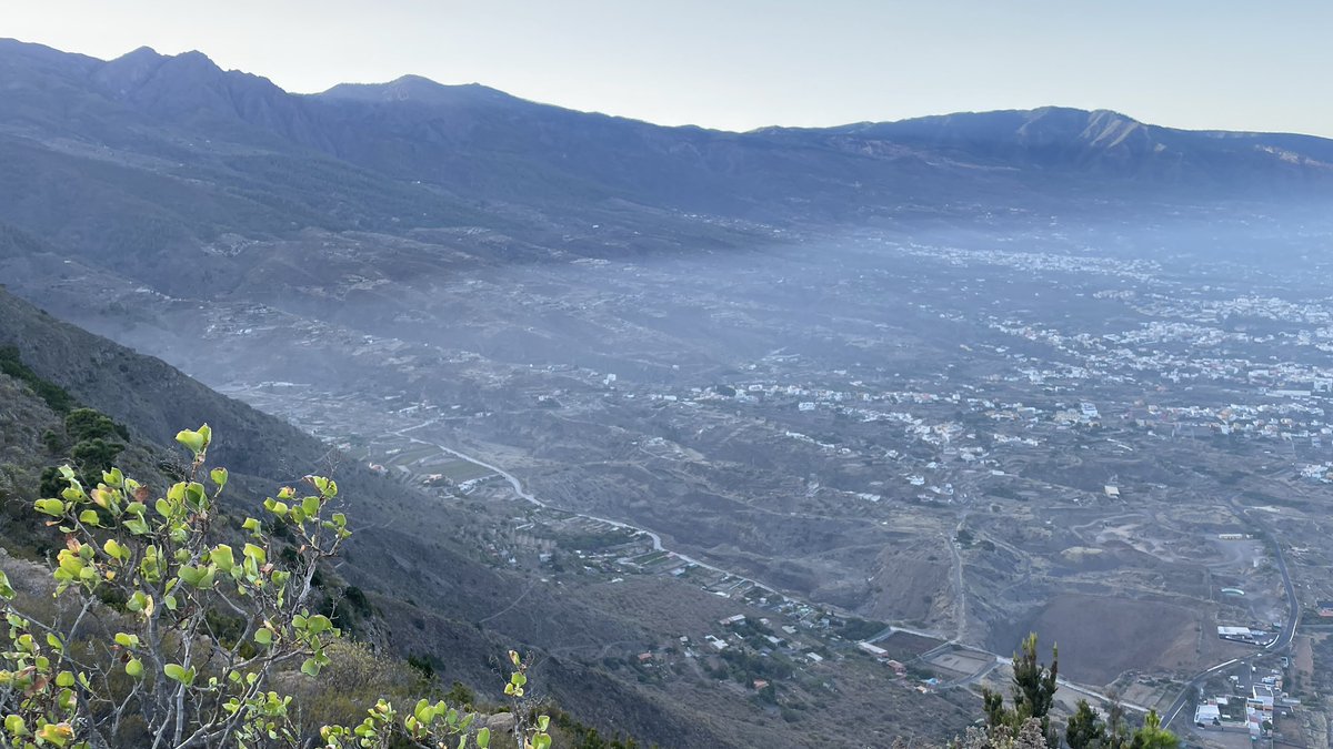 _canaryweather's tweet photo. Tras el cambio de masa de aire , es patente la gran acumulación de vapor de agua bajo la inversión térmica en el Valle de Güímar en #Tenerife. https://t.co/g3dtsj9p1s
