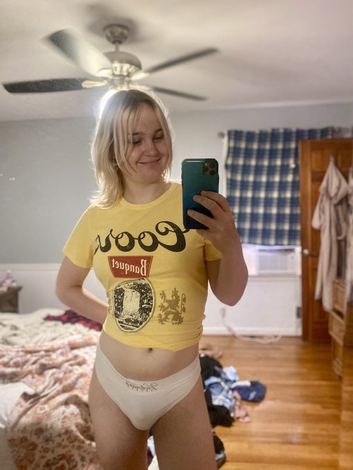 Who&rsquo;s ready for fall?? I know I am sooooo bad 😩 https://t.co/r0Zv8HxK7f