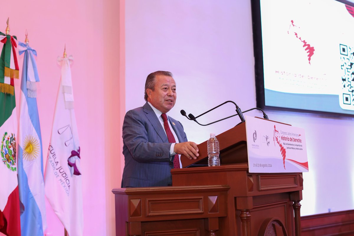 PJEdomex's tweet photo. 🗣️ @CCQ_Mx, impartió la conferencia "Los sistemas judiciales federal y estatales durante la primera república en México", en la que analizó la impartición de justicia en México tras la caída del imperio de Iturbide; además, los cambios y progresos que conllevó la Carta Magna de 1824.