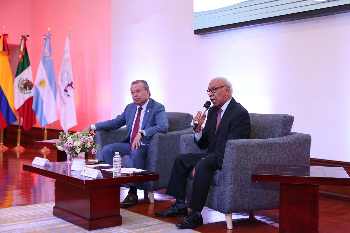 PJEdomex's tweet photo. 🗣️ @CCQ_Mx, impartió la conferencia "Los sistemas judiciales federal y estatales durante la primera república en México", en la que analizó la impartición de justicia en México tras la caída del imperio de Iturbide; además, los cambios y progresos que conllevó la Carta Magna de 1824.