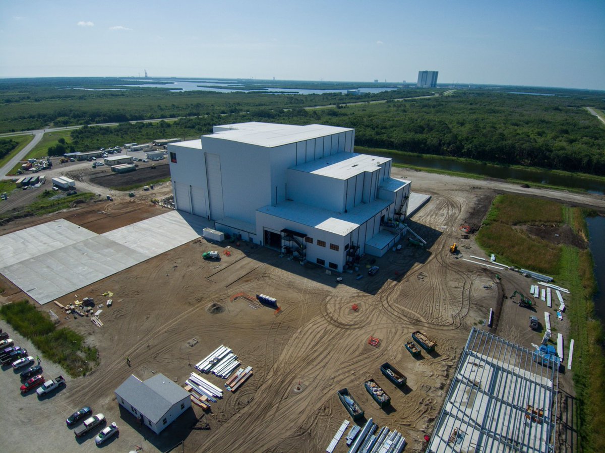 Amazonleo's tweet image. Exciting news! We&apos;re expanding at Kennedy Space Center in Florida with a $19.5M investment, bringing our total to nearly $140M. This new facility will help us deploy our 3,232-satellite constellation &amp;amp; create more jobs!  Explore roles: spr.ly/6018l42Ha

#ProjectKuiper