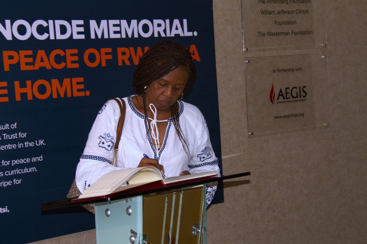 BailiffsRwanda's tweet photo. "En visitant le Mémorial de Kigali à Gisozi, où reposent plus de 250 000 victimes du Génocide, Ces huissiers camerounaises, accompagnée de Me @JAimeNIYONKURU le president du #PBA et @TuyisengeTheot2 ,ont approfondi sa compréhension de l'histoire tragique du Rwanda.@Unity_MemoryRw https://t.co/4Mb3qr9uMh