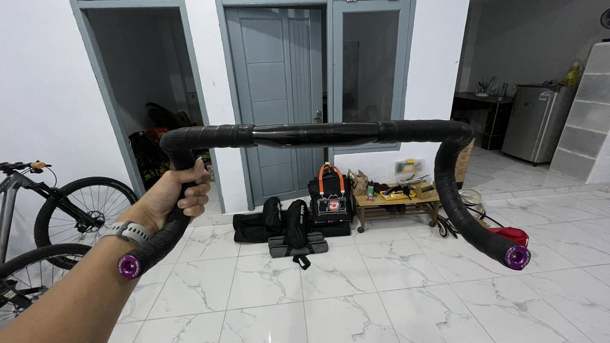 AjitamaAntonius's tweet photo. #wts #fnfjb dropbar Thomson carbon original 420mm
overall mulus no minus, bartape like lizard skin new belum robek, bar end alloy warna ungu bisa hitam bisa.
Prefer cod ya guys karena carbon saya takut ngirimnya hhe
Rp 2.000.000 📍Tangerang Kota https://t.co/NDjNjrvcXt