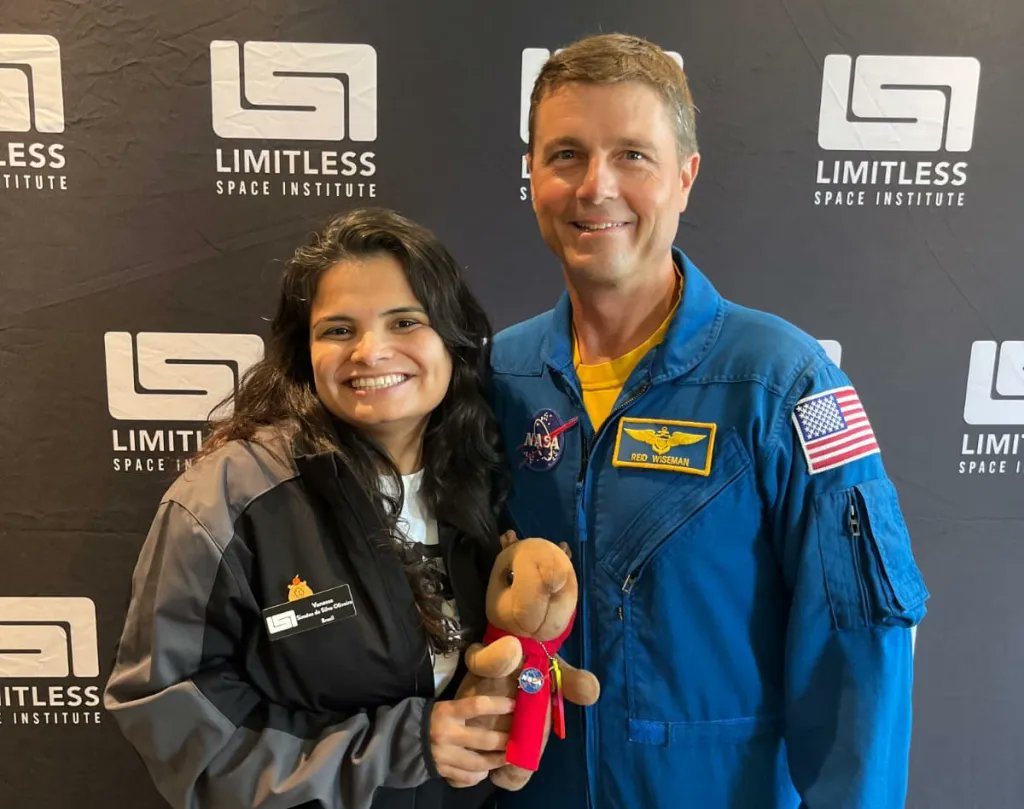 Vanessa Oliveira has been recognized in Veja, a popular Brazilian newspaper! They found out that she won the competition we held to send an experiment to the International Space Station, so now they are as obsessed with her as we are! veja.abril.com.br/ciencia/alunos…