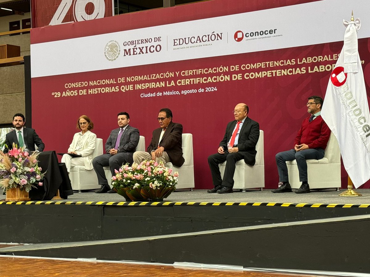 Mi reconocimiento al director del CONOCER <a href="/Roronava/">Rodrigo A. Rojas N.</a> por el gran trabajo realizado, su dedicación por mejorar la calidad de la mano de obra en México, reconociendo el talento y esfuerzo, se ven reflejados en los extraordinarios resultados. 🇲🇽