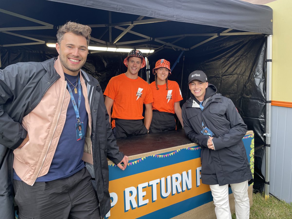 The ⁦<a href="/TimothyTaylors/">Timothy Taylor's Brewery</a>⁩ BarFest Arms is rocking for the ⁦<a href="/Carfestevent/">CarFest</a>⁩ Big Early ‘Countryoke’! Lots of thirsty campers enjoying #Landlord #HopicalStorm 🍺😎