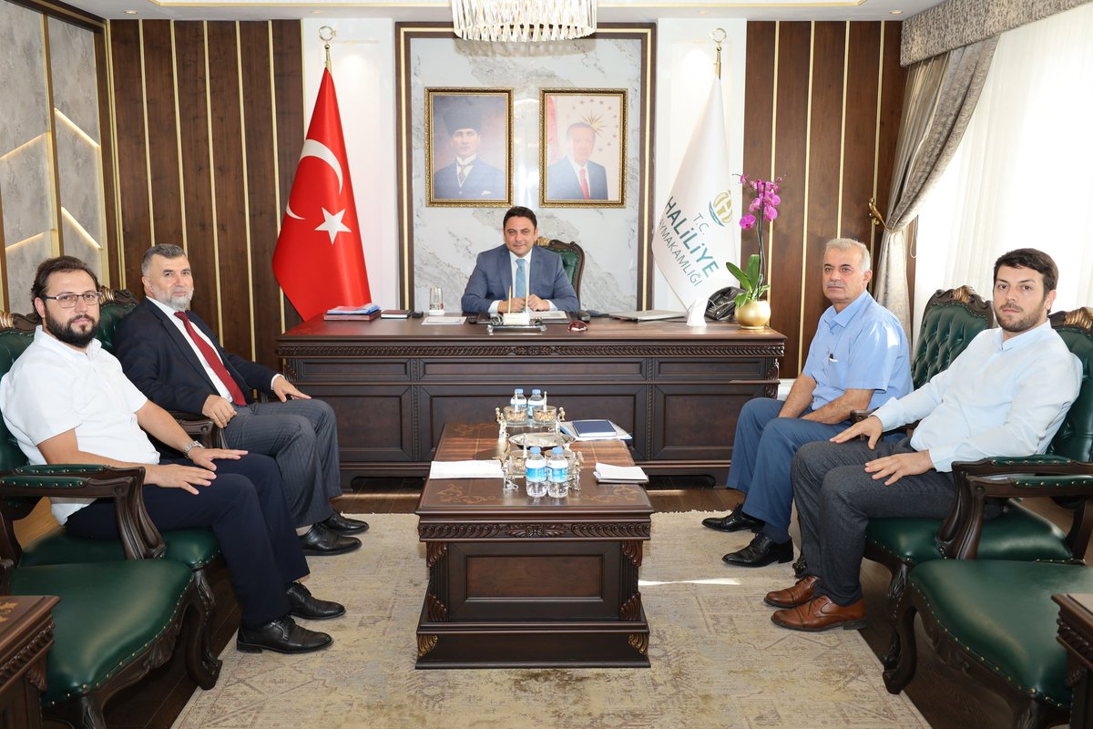 📌 Kaymakamımız Dr. Muhammed Serkan ŞAHİN, Haliliye İlçe Müftüsü Abdullah YILDIRIM ve beraberindeki şube müdürleri ile makamında bir araya gelerek brifing toplantısı gerçekleştirdi.

Gerçekleşen görüşmede, ilçemiz genelindeki dini hizmetler ve toplumsal projeler hakkında fikir