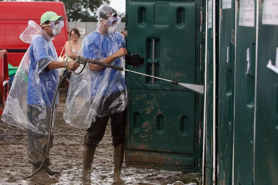 5. Portable toilet cleaner https://t.co/7gHY5W3sxM