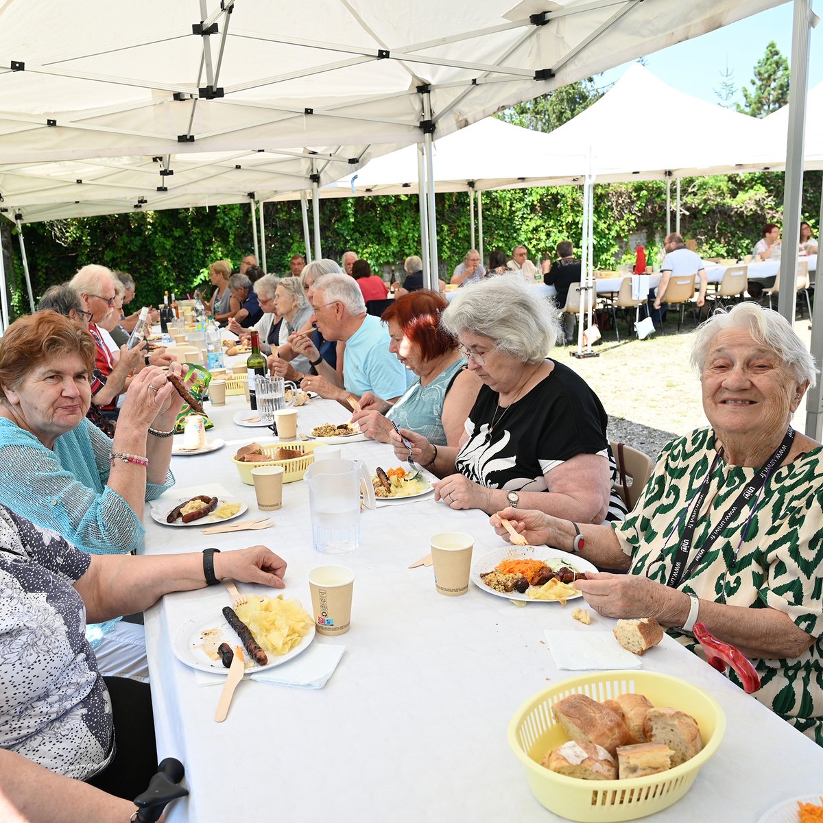 villesmso91's tweet photo. Une grande tablée, une météo parfaite, de larges sourires et "Papou" qui s'occupe des grillades : voici les ingrédients du #barbecue de la Maison des #seniors #saintmichelsurorge, qui clôture délicieusement la période estivale ! https://t.co/OcnE41DCXm
