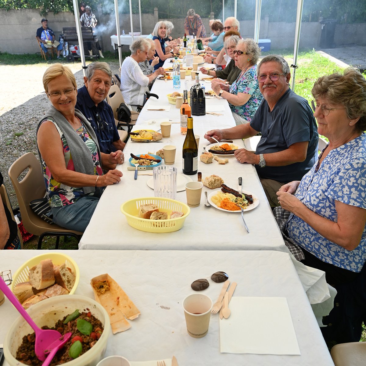 villesmso91's tweet photo. Une grande tablée, une météo parfaite, de larges sourires et "Papou" qui s'occupe des grillades : voici les ingrédients du #barbecue de la Maison des #seniors #saintmichelsurorge, qui clôture délicieusement la période estivale ! https://t.co/OcnE41DCXm