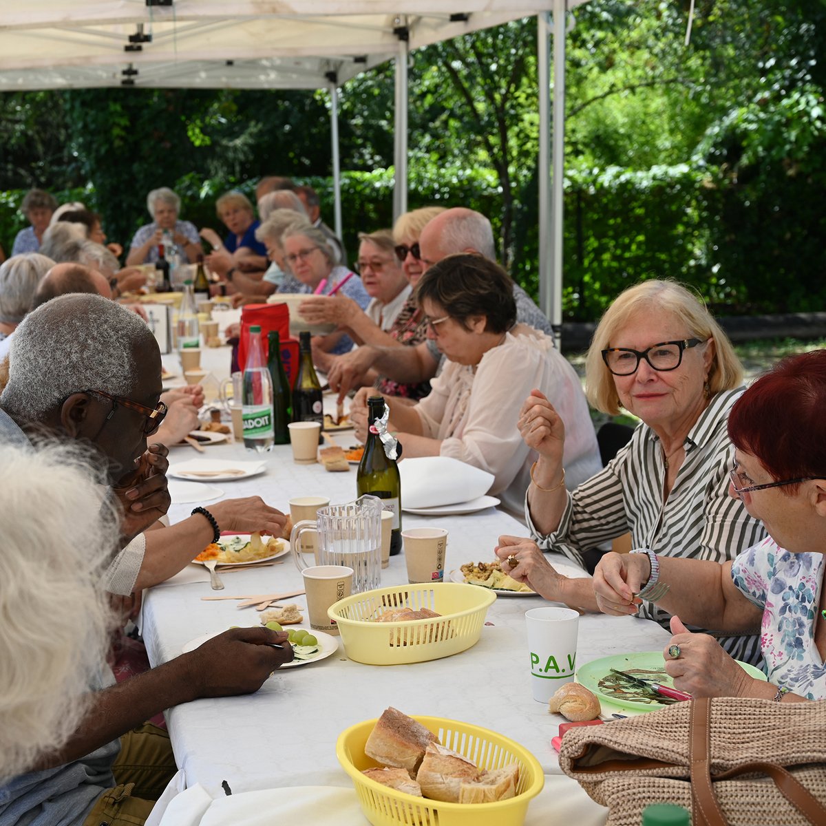 villesmso91's tweet photo. Une grande tablée, une météo parfaite, de larges sourires et "Papou" qui s'occupe des grillades : voici les ingrédients du #barbecue de la Maison des #seniors #saintmichelsurorge, qui clôture délicieusement la période estivale ! https://t.co/OcnE41DCXm