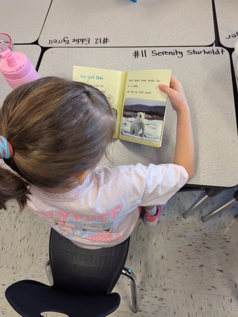 SCEschulte's tweet photo. Check out these book lovers!! #SCEsoars https://t.co/qs00yqwhZ5