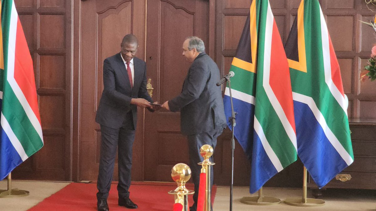 EmbaVESudafrica's tweet photo. S.E. Carlos Feo entregó hoy #22agosto al Presidente Encargado de 🇿🇦 S.E. Paul Mashatile, las cartas credenciales que lo acreditan como Embajador Extraordinario y Plenipotenciario de 🇻🇪 en este hermano país. ¡Seguimos consolidando la Diplomacia Bolivariana de Paz! https://t.co/STEvinOJ1p