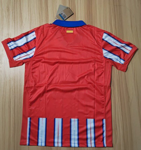 🔴⚪️Un diseño clasico pero futurista

La 1ª equipación del Club Atlético de Madrid 24/25 se inspira en algunas equipaciones icónicas del club con un toque futurístico, lo que se aprecia sobretodo en la reintroducción del legendario estampado a rayas

✅Ya disponible
💬Interesados