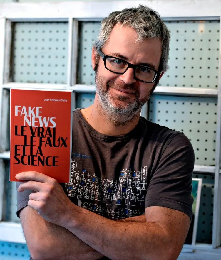 Tribunal_infaux's tweet photo. Dans son article de ce matin destiné à salir davantage la réputation du professeur Patrick Provost, Jean-François Cliche, journaliste au Soleil et auteur de «Fake News - Le vrai, le faux et la science», écrit ceci:

«Beaucoup, beaucoup d’études ont été publiées depuis, confirmant globalement la sécurité et l’efficacité des vaccins anti-COVID.» https://t.co/K5ubjy60SK

M. Cliche ignore totalement toutes les études qui prouvent le contraire, mais surtout le contrat de Pfizer avec le Canada, lequel stipule que «les effets à long terme et l’efficacité du vaccin ne sont pas connus à l’heure actuelle». Ce contrat prouve que les autorités ont menti en faisant la promotion d'injections «sûres et efficaces». https://t.co/b68e1BtZZO

Au Québec, des données de la santé publique sur les décès de la covid en fonction du statut vaccinal ont par ailleurs démontré que les personnes injectées étaient «très largement surreprésentés». Une autre information cruciale omise par l’auteur du livre sur les fake news. https://t.co/IBfd9Jqgeb

Le journaliste ignore également le Rapport de surveillance de l’INSPQ de mai 2024, qui démontre «une augmentation significative du risque [de myocardite et de péricardite] dans les 21 jours suivant la deuxième dose de vaccin à ARNm» ainsi qu’«un risque accru de myocardite ou de péricardite» suivant la première dose de rappel.
https://t.co/LnmHciROAf

Ce rapport donne raison à Patrick Provost.

M. Cliche aurait pu (dû?) citer le procureur du Texas, Ken Paxton, qui poursuit Pfizer pour la fausse représentation de son injection covid et pour avoir «tenté de censurer le débat public sur le produit».

Le procureur écrit: «En réalité, le produit de Pfizer n’a pas été à la hauteur des déclarations de l’entreprise. Les cas de COVID-19 ont augmenté après l’administration généralisée du vaccin, et certaines régions ont enregistré un pourcentage plus élevé de décès dus à la COVID-19 parmi la population vaccinée que parmi la population non vaccinée.»
https://t.co/GyIyzrt6bF

Avec ses articles sur le professeur Provost et sa défense acharnée et aveugle des injections, M. Cliche participe activement à leur fausse représentation et à la censure des critiques. 

Il peut bien écrire des livres sur les fake news.