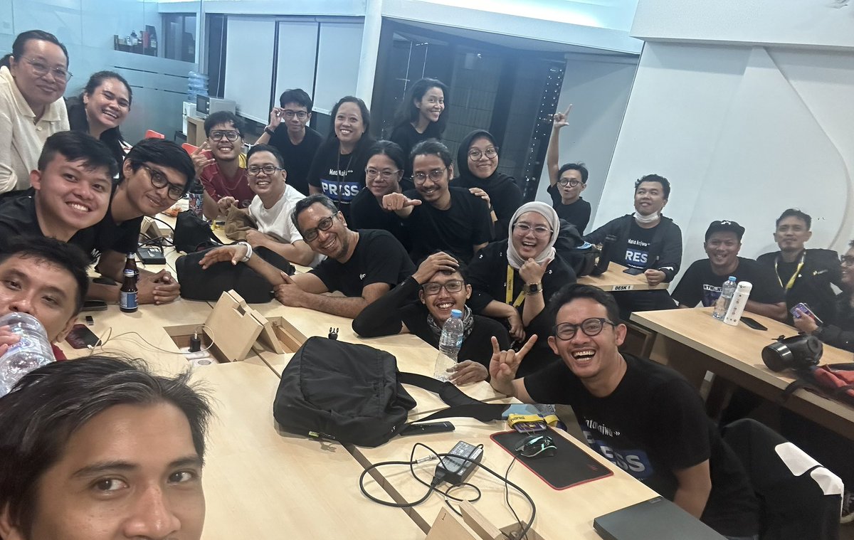 Zen RS (@zenrs) on Twitter photo Tengkyu ges udah menyimak live report sepanjang hari tadi di akun IG <a href="/narasitv/">Narasi</a> dan <a href="/MataNajwa/">Mata Najwa</a>, akun IG dan Ytb <a href="/NarasiNewsroom/">Narasi Newsroom</a> dan juga akun tiktok Narasi. Tim Narasi sudah lengkap lagi setelah semua ditarik dari lapangan. Tengkyu ges udah menyimak live report sepanjang hari tadi di akun IG <a href="/narasitv/">Narasi</a> dan <a href="/MataNajwa/">Mata Najwa</a>, akun IG dan Ytb <a href="/NarasiNewsroom/">Narasi Newsroom</a> dan juga akun tiktok Narasi. Tim Narasi sudah lengkap lagi setelah semua ditarik dari lapangan.