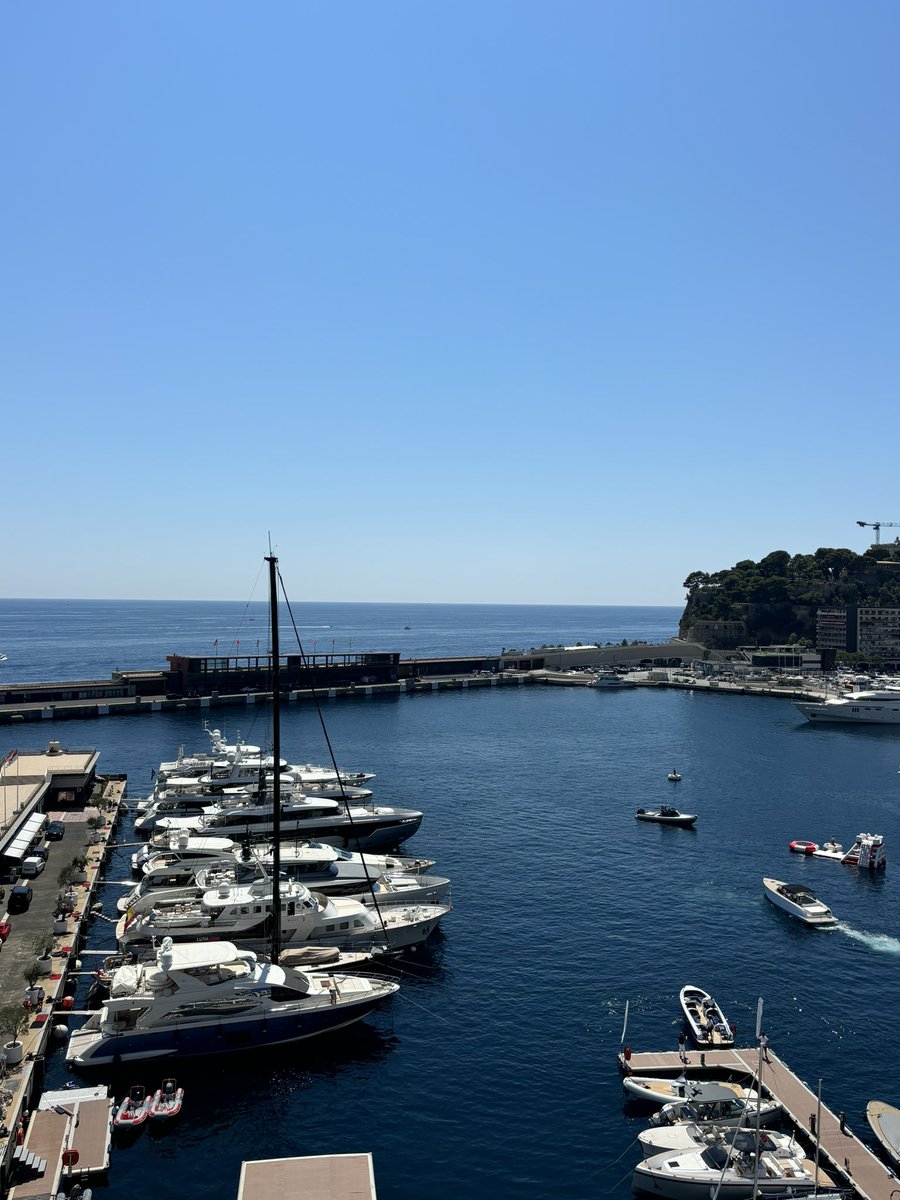 Il porto Hercule di Monte-Carlo , una baia naturale ai piedi della rocca del Principato di Monaco 🇲🇨 <a href="/VisitMonaco/">VisitMonaco</a> <a href="/VisitCotedazur/">Côte d'Azur France</a>