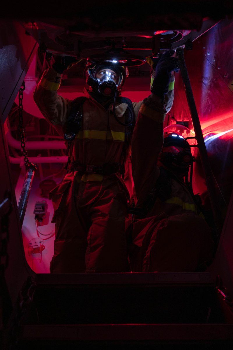 USNavyEurope's tweet image. 🚨 #ThrowbackThursday! 🚨 

MM3 Clarence South, left, from Palmetto, Florida, and DC3 Carmen Lotito, from Ellington, Connecticut, open a hatch during a general quarters drill aboard the USS Roosevelt (DDG 80) in the Bay of Biscay, Aug. 16, 2023.

📸 MC2 Elexia Morelos