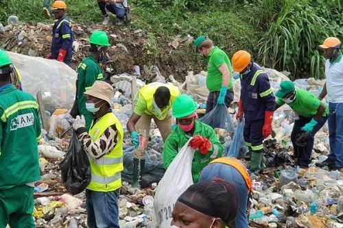 Planoscam2024's tweet photo. La gestion des déchets est un défi crucial à Yaoundé. Découvrez comment des initiatives locales et des solutions innovantes peuvent aider à transformer notre ville en un lieu plus propre et plus sain.  #Environnement #Salubrité #CIMPA #Propreté #insalubrite #Yaounde #Cameroun https://t.co/pDPL1PtYXQ