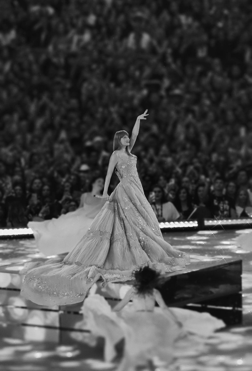 bIuntsweisz's tweet photo. just sat here crying editing all my taylor pics from n5 and n8 https://t.co/qpaSch9Jnf