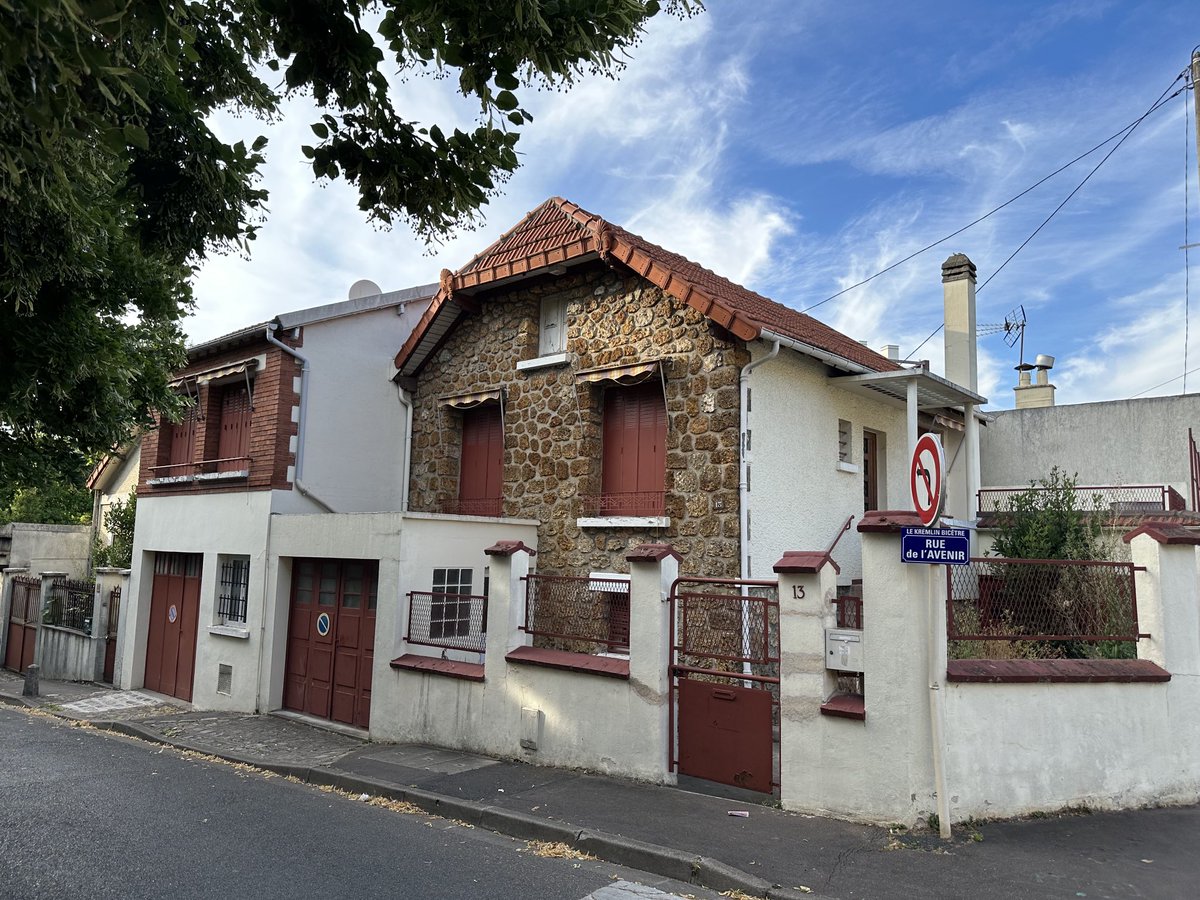 K_bicetre2020's tweet photo. La mairie a l’intention de détruire une centaine de pavillons dans le haut de Bicetre pour y réaliser des immeubles de 15 étages, sans crèche ni espace vert. À qui profite ce projet ?
#ensemblechangeonskekb https://t.co/JBjkHWQdNj