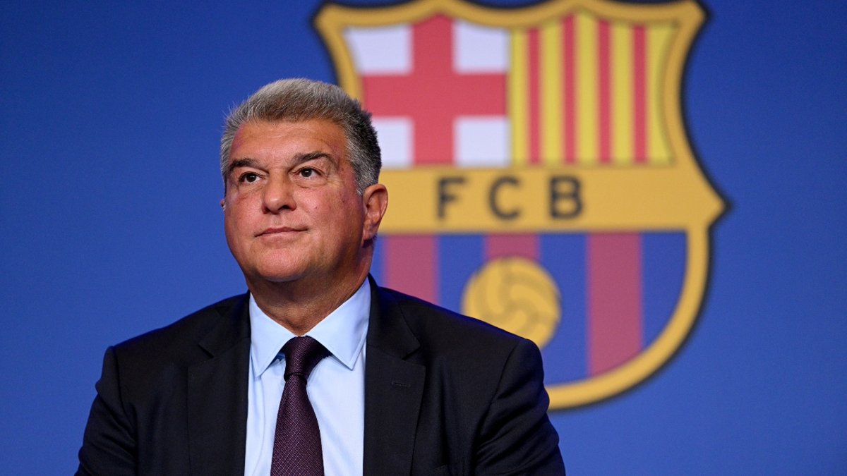 _Futbolero_'s tweet photo. Yo creo que aquí el gran problema es que Laporta vendió una ilusión que no existía. Que si llegaríamos al 1:1, que si podríamos hacer grandes fichajes, que si no haría falta vender a jugadores importantes...

Si Laporta hubiese sido claro y hubiera dicho que tocaba vender y jugar con los chicos del filial, nadie hubiera dicho nada, se hubiera aceptado por la delicada situación económica del club.

Pero no, nos ilusionó y por eso hay un cabreo y un pesimismo brutal en gran parte de la afición. 

Transparencia, es lo único que pedimos. Sea bueno o malo, hay que decirlo y dejar de engañar e ilusionar a la gente.

Con la verdad por delante nos hubiésemos ahorrado todo el circo que estamos viviendo este verano.

Y ya no se trata de ser laportista o anti-Laporta, se trata de decir las cosas que se están haciendo mal en el club. Siempre he defendido a Laporta, todos los que me siguen desde hace años lo saben, pero ahora mismo se están haciendo muchas cosas mal y hay que decirlo.  

Veremos cómo termina el mercado de fichajes, pero buena pinta no tiene.