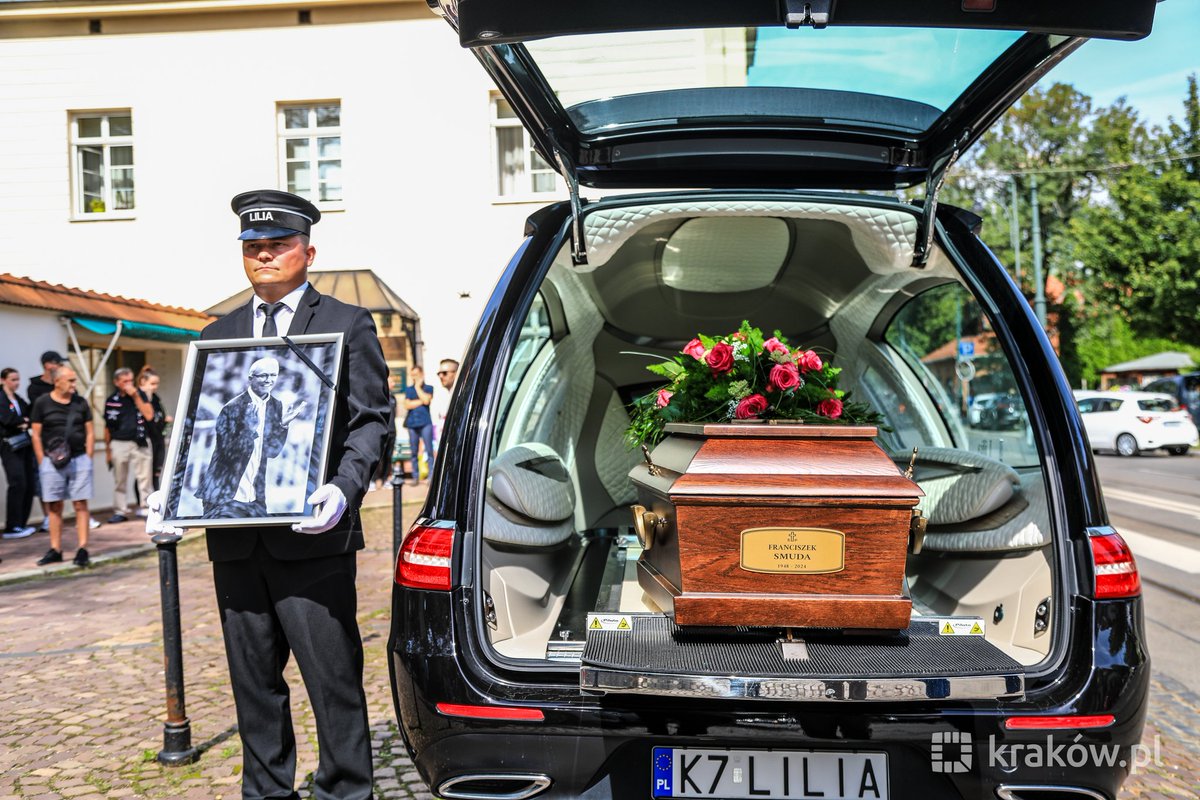 krakow_pl's tweet photo. #Krakow #pogrzeb Na cmentarzu Rakowickim spoczął #Franciszek #Smuda. Były selekcjoner reprezentacji Polski, jeden z najbardziej utytułowanych trenerów, pracował w czołowych polskich klubach ⚽. Wiele lat związany z Wisłą Kraków, karierę zakończył jako trener Wieczystej Kraków. https://t.co/902ITPysqc