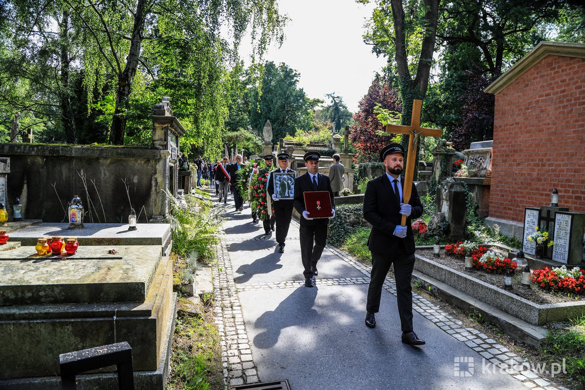 krakow_pl's tweet photo. #Krakow #pogrzeb Na cmentarzu Rakowickim spoczął #Franciszek #Smuda. Były selekcjoner reprezentacji Polski, jeden z najbardziej utytułowanych trenerów, pracował w czołowych polskich klubach ⚽. Wiele lat związany z Wisłą Kraków, karierę zakończył jako trener Wieczystej Kraków. https://t.co/902ITPysqc