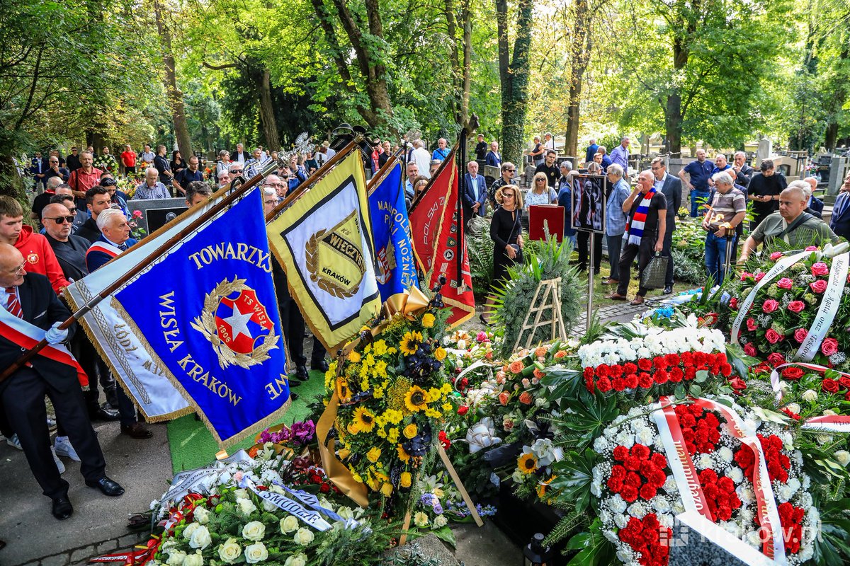krakow_pl's tweet photo. #Krakow #pogrzeb Na cmentarzu Rakowickim spoczął #Franciszek #Smuda. Były selekcjoner reprezentacji Polski, jeden z najbardziej utytułowanych trenerów, pracował w czołowych polskich klubach ⚽. Wiele lat związany z Wisłą Kraków, karierę zakończył jako trener Wieczystej Kraków. https://t.co/902ITPysqc