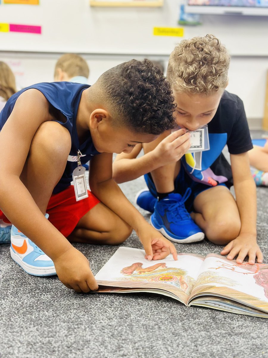 It’s only the 7th day of kindergarten and these sweet learners are already pointing out letters and words we’ve learned!
🤓📚 #Wilsonway