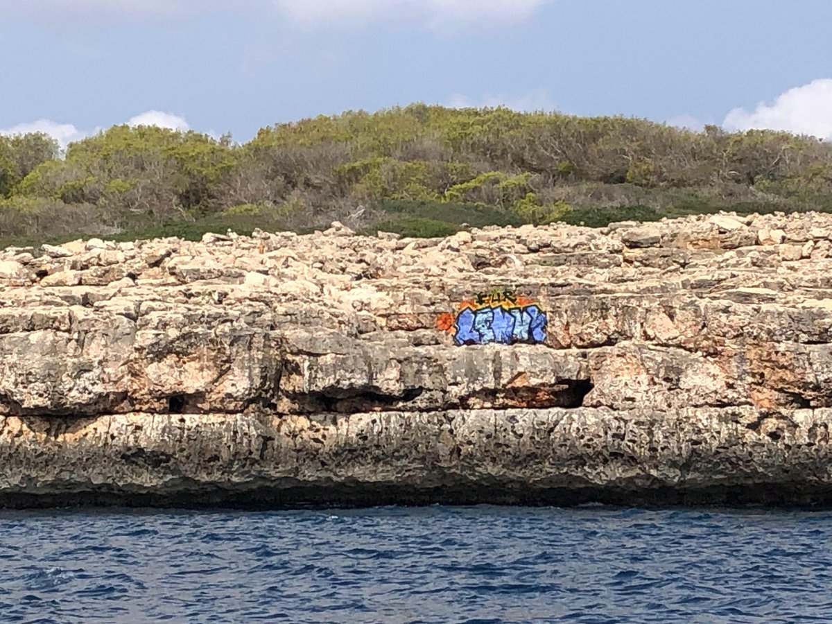 GOBMallorca's tweet photo. 😡 Nou capítol d'incivisme: Denunciam aquestes pintades de grafits al nostre litoral, que no és cap llenç per obres ni firmes! Els actes vandàlics a les roques no només danyen la bellesa natural, sinó que també deterioren el patrimoni que tots hem de protegir. Cuidem ca nostra! https://t.co/9vWISsYM5q