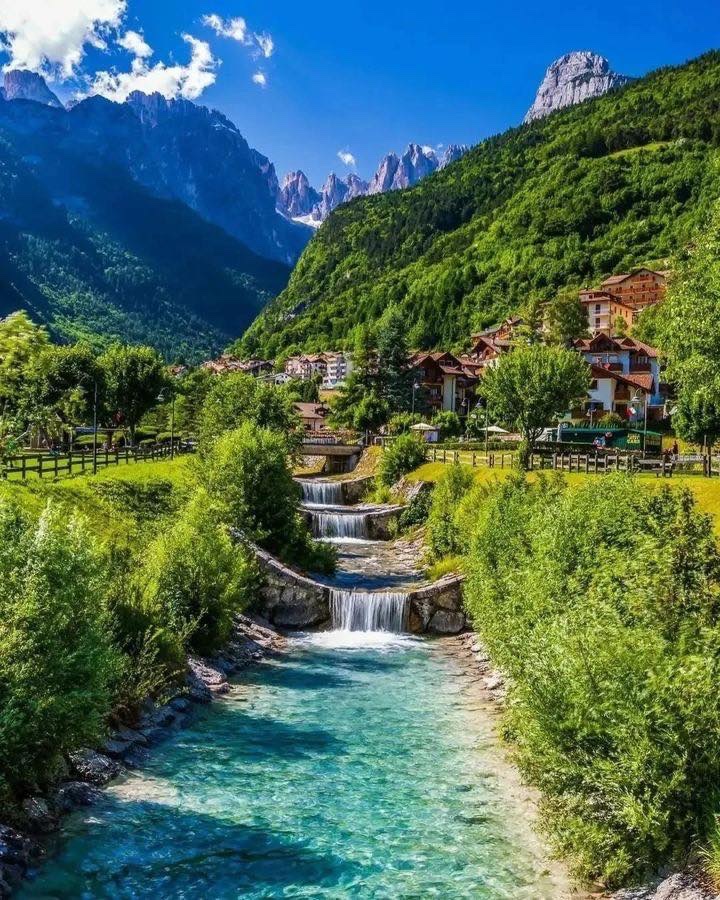 SeascapeNature's tweet photo. Dolomites, Italy 🇮🇹 https://t.co/5eP6sJ3mEw