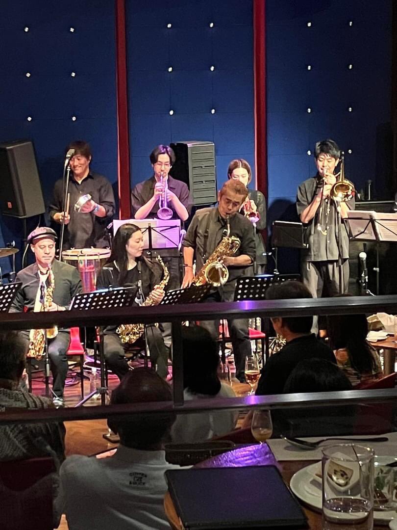 jirohshockicho's tweet photo. MikaBrasilJazzBigbandにお越しくださったみなさん、ありがとうございました！
メンバーの皆さん、お疲れさま！
JZ Bratの皆さん、お世話になりました♪
打ち上げも楽しかったー
酔っ払って帰るのでバリサクを横置きできるスペースを確保〜
おやすみなさい。
#frevo #フレーヴォ #ブラジル https://t.co/dPKPwONIof
