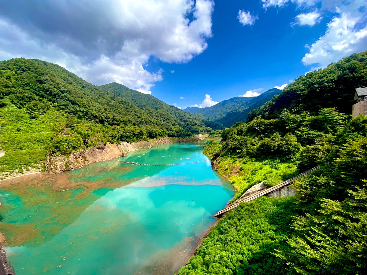 ZEPHYRCS's tweet photo. SUP in 奥四万湖！！

四万湖に引き続き、奥四万湖でもSUPをしてきました。

こちらも四万ブルーが美しいダム湖です。

エントリーポイントが若干足場が悪い為か水量少ないからか、四万湖に比べて人は少な目で、貸し切り状態になる事も。

ただ、上流部には滝という見所もあって大満足のSUPでした。 https://t.co/loTrzoNa23