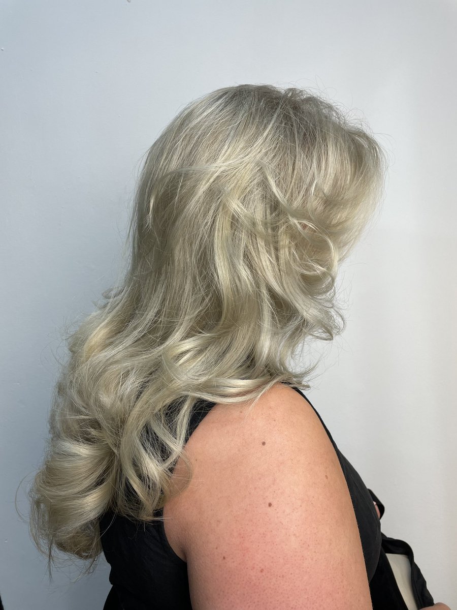 Nickyoliverhair's tweet image. Creamy ice blonde 🍦

Hair by Klaudia ✨

#hairoftheday  #nickyoliverhairdressing #curlyblowdry