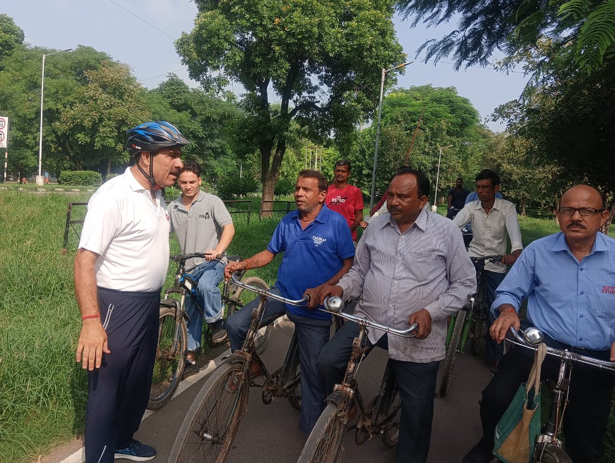 trafficchd's tweet photo. CYCLE SAFETY SQUAD conducted an awareness drive by affixing #reflectivetape on bicycles, rickshaws, and rehris at key spots like, sector 10/11, 15/16  Lake area patrolling for Enhanced visibility for night hours, preventing collisions, to cross road from designated red marked are https://t.co/TlGjdAW7ER