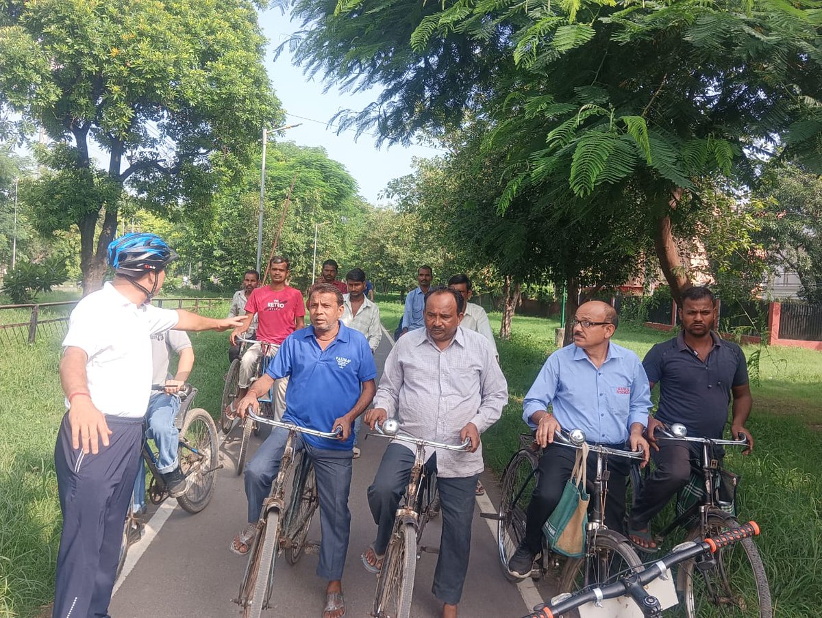 trafficchd's tweet photo. CYCLE SAFETY SQUAD conducted an awareness drive by affixing #reflectivetape on bicycles, rickshaws, and rehris at key spots like, sector 10/11, 15/16  Lake area patrolling for Enhanced visibility for night hours, preventing collisions, to cross road from designated red marked are https://t.co/TlGjdAW7ER