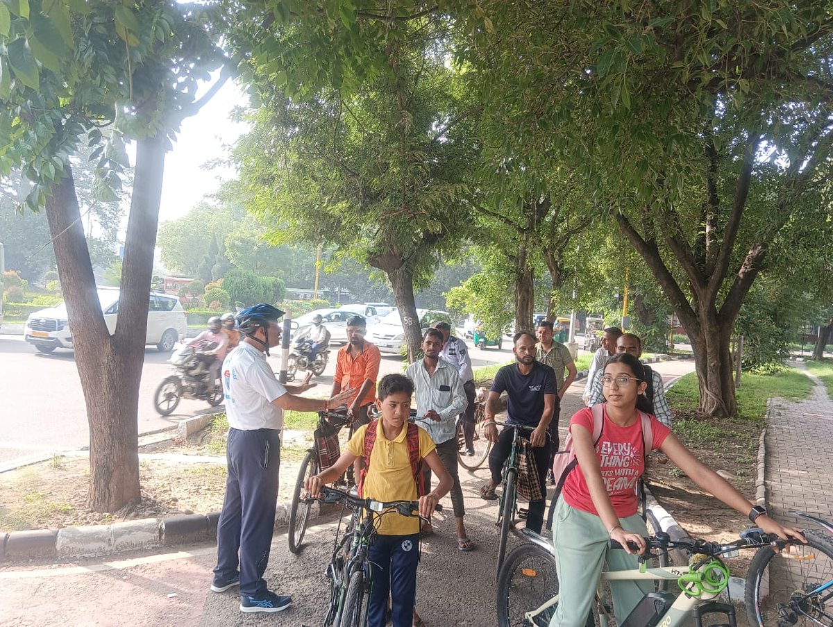 trafficchd's tweet photo. CYCLE SAFETY SQUAD conducted an awareness drive by affixing #reflectivetape on bicycles, rickshaws, and rehris at key spots like, sector 10/11, 15/16  Lake area patrolling for Enhanced visibility for night hours, preventing collisions, to cross road from designated red marked are https://t.co/TlGjdAW7ER