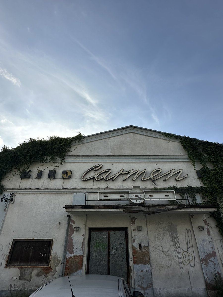 MaciekWlazlo's tweet photo. Nieczynne kino Carmen w Środzie Śląskiej. Później była tu dyskoteka
#dolnyslask #kinobus https://t.co/oTiZdB4U7p