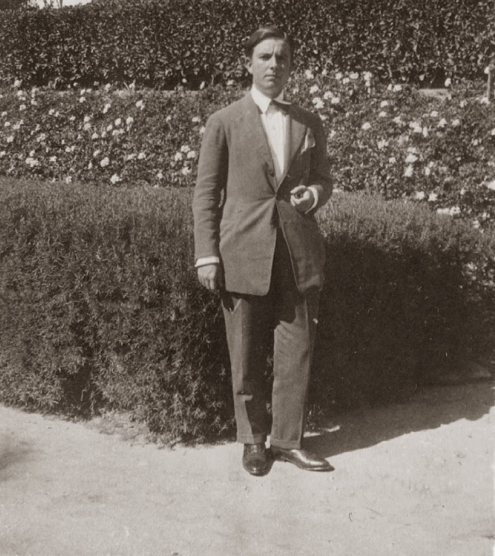 FloresJuberias's tweet photo. Hoy 22 de agosto -si: apenas tres días después del de Lorca- se cumplen 88 años del asesinato del poeta malagueño José María Hinojosa, uno de los más destacados integrantes de la Generación del 27, y “el primer surrealista español” en palabras de Luis Cernuda.
Católico y conservador, pero en modo alguno franquista -había concurrido a las elecciones del 36 en las filas del Partido Agrario- Hinojosa tuvo que huir de su casa en Málaga cuando ésta fue saqueada por las milicias izquierdistas, siendo finalmente arrestado y fusilado sin juicio contra las tapias de cementerio de San Rafael.