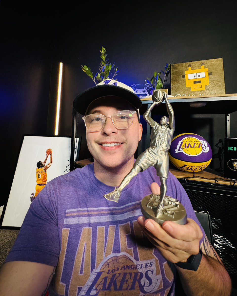 BikeyMrown's tweet photo. Giving away this gold 3D printed Kobe Bryant statue!

Rules:
➡️Follow @BikeyMrown 
➡️RT THIS ♻️
➡️Tag A Friend!

Winner chosen during our 24 Hour Charity Stream August 23-24 8pm pst! 💜💛🐍 https://t.co/pyhCRIiPfW