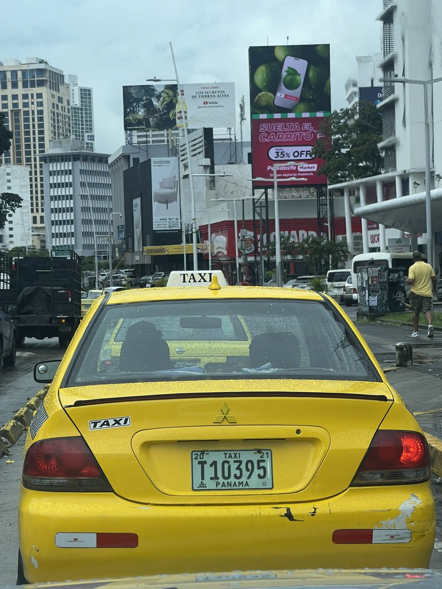 aaqm5's tweet photo. @ATTTPanama carril de vía España cerrado por taxis en modo piquera https://t.co/LAwqyP8hzr