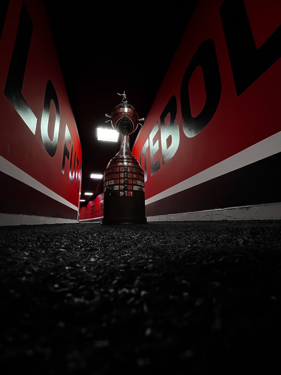 EspacoTricolor_'s tweet photo. E dizem os rumores que até o Deus da bola se ajoelha, ao ver a camisa branca preta e vermelha, numa noite de libertadores. 🇾🇪 https://t.co/Hd3W73vvTc