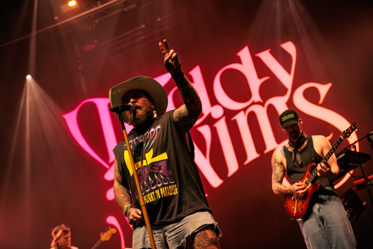 Rapid_Razor_Bob's tweet image. 📸🫶 Festival fotodump! Bart Heemskerk, Max Kneefel en Martin Hols waren tijdens #LL24 op pad om alle hoeken van het festival vast te leggen. Spot jezelf tussen alle foto's, check ze via bit.ly/3MhpaYs #LLFest