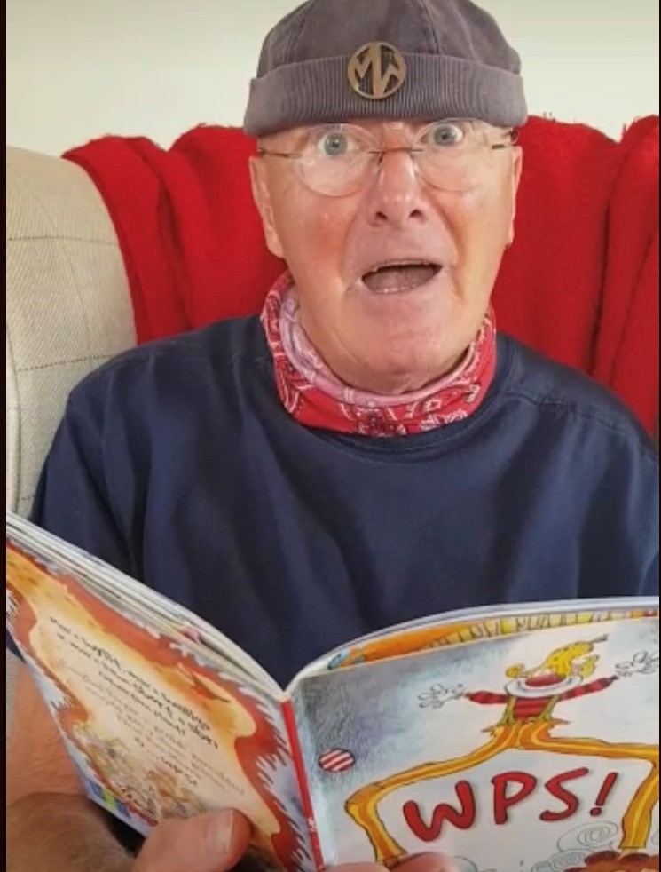CyfunoConwy's tweet photo. Mae Canolfan Ddiwylliant Conwy a Cyfuno Conwy yn drist iawn o glywed am farwolaeth Dewi 'Pws' Morris. Awdur, cerddor ac awdur, a wnaeth gyfraniad enfawr i ddiwylliant Cymru ac a recordiodd ei hun yn darllen rhai o’i gerddi i ni yn ystod cyfnod cloi Covid i’w rhannu ag ysgolion. https://t.co/xNrPJip9G3