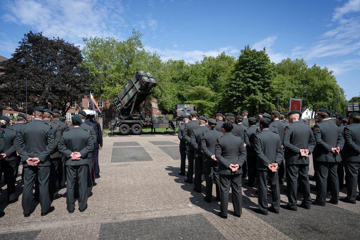 DGLC_KL's tweet photo. Op 22 augustus werd het commando over het DGLC door kolonel Kuijpers overgedragen aan zijn ranggenoot Olav Spanjer. #luchtverdediging https://t.co/83cPetgKYg