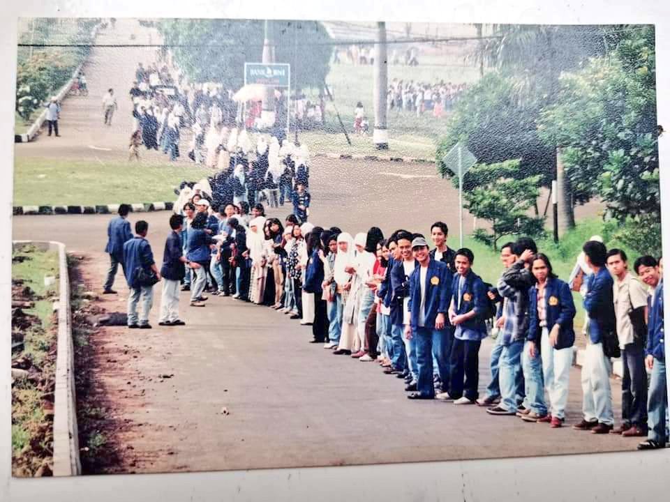 Zaman demo 1998 sering usul agar gak ngelempar batu ke polisi/tentara. Alasannya marxis: Karena mereka dari kelas sosial yang gak beruntung bisa kuliah.

Pikiran tolol dan naif. Belakangan sadar, jadi polisi dan tentara juga gak gratis.