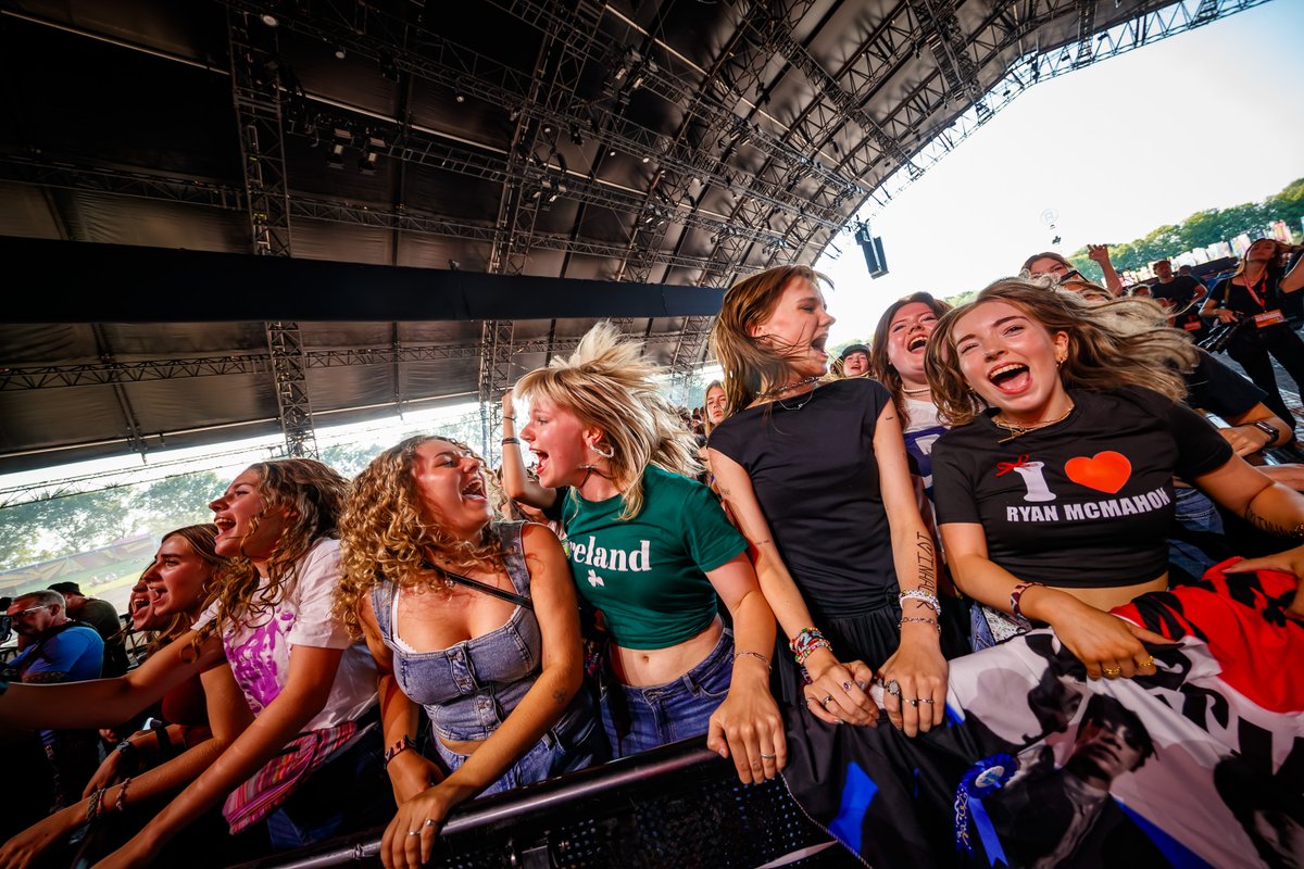 Rapid_Razor_Bob's tweet image. 📸🫶 Festival fotodump! Bart Heemskerk, Max Kneefel en Martin Hols waren tijdens #LL24 op pad om alle hoeken van het festival vast te leggen. Spot jezelf tussen alle foto's, check ze via bit.ly/3MhpaYs #LLFest